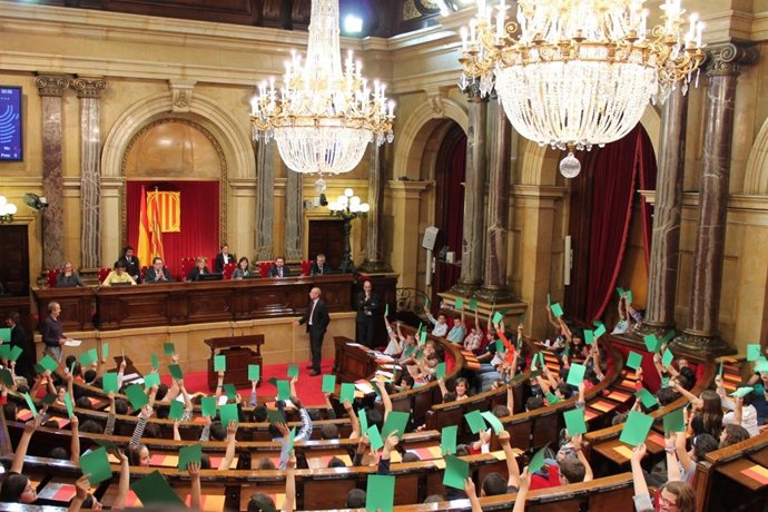 Alumnos catalanes participan una simulación en el Parlament