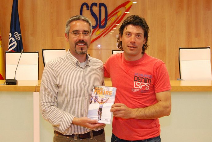 Óscar Freiras en la presentación de su libro