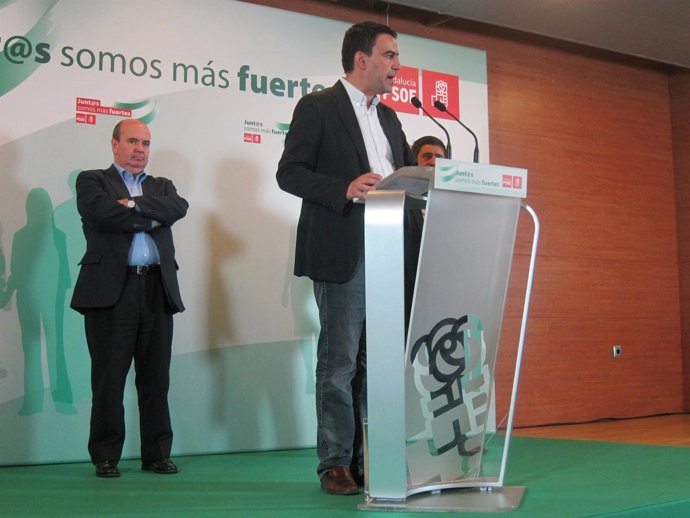 Jiménez, junto a Zarrías y Reyes, en la rueda de prensa.