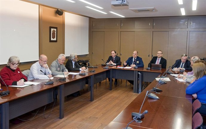 Zarraluqui con los representantes de las plataformas de desahuciados.