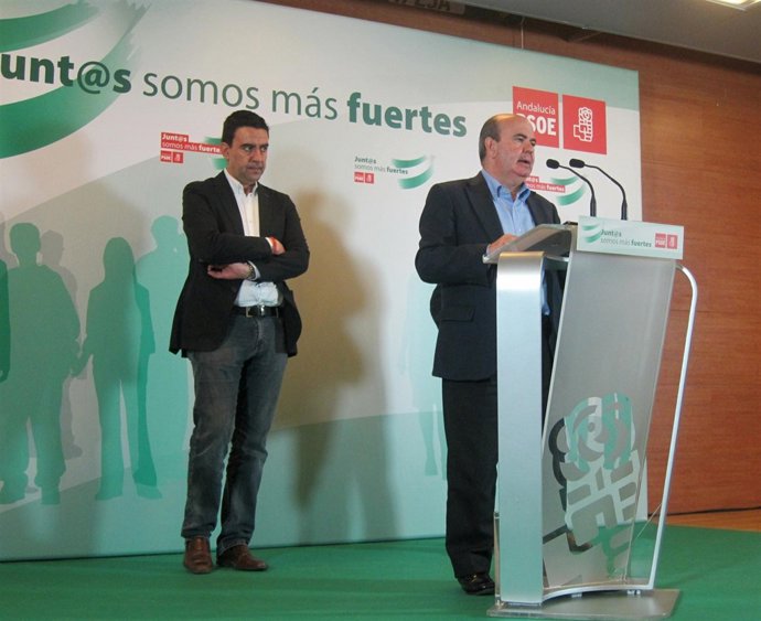 Zarrías, ante Jiménez, aborda la propuesta de reforma local en rueda de prensa.