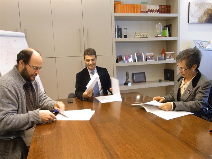 Enrique Abad, Mariano Oto y Alicia Martinicorena.                          