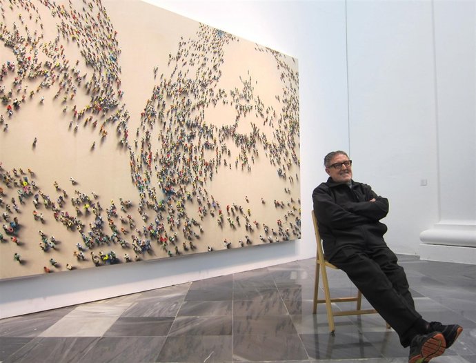 Genovés, ante una de sus obras, en el Centro del Carmen