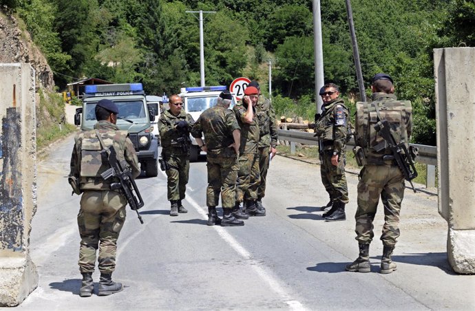 Soldados Franceses De La KFOR Vigilan En La Frontera Entre Kosovo Y Serbia