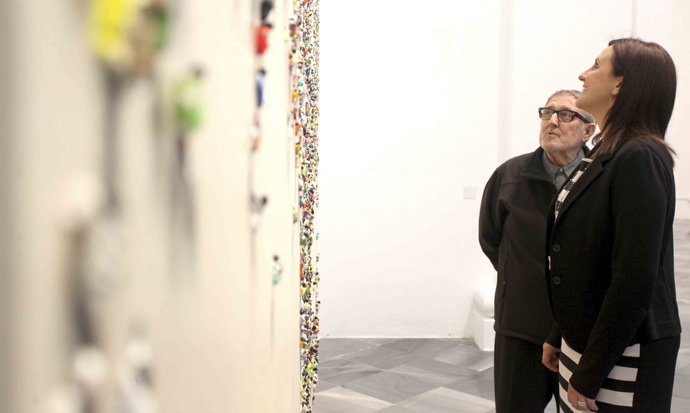 La consellera María José Català junto ala rtista Juan Genovés 