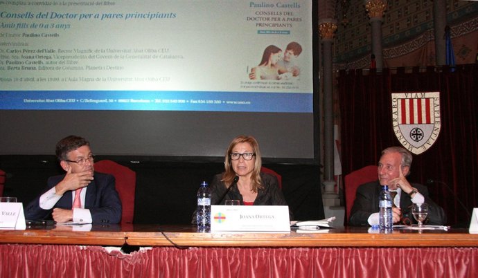 P.Castells (psiquiatra); J.Ortega (vicepresidenta Govern) y C.Pérez (rector UAO)