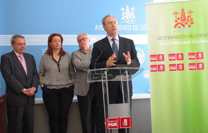 Durán junto al resto de ediles del PSOE