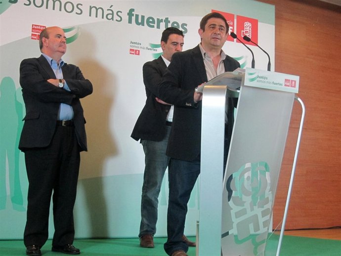 Reyes, junto a Zarrías y Jiménez, en la rueda de prensa.