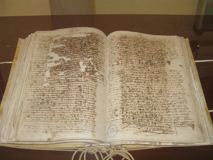 Actas capitulares restauradas con la firma de Miguel de Cervantes . 