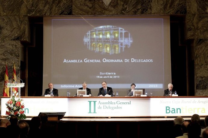 Mesa de la Asamblea de Bantierra, presidida por Jose A. Alayeto.