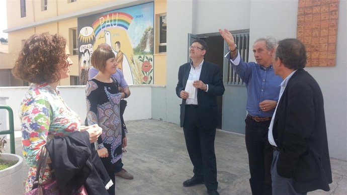 Puig durante su visita al colegio de Almenara afectado por aluminosis.
