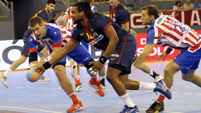 Aguinagalde pelea por un balón en un duelo ante el Barcelona Intersport