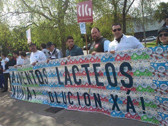 Protesta de trabajadores de Alimentos Lácteos ante la Xunta