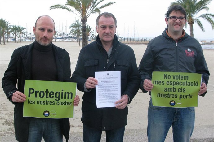Antoni Verger, Jaume Tomàs y Miquel Serra frente al Club Nàutic 