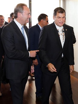 Fabra con el presidente de Ecuador, Rafael Correa, a su llegada al aeropuerto.