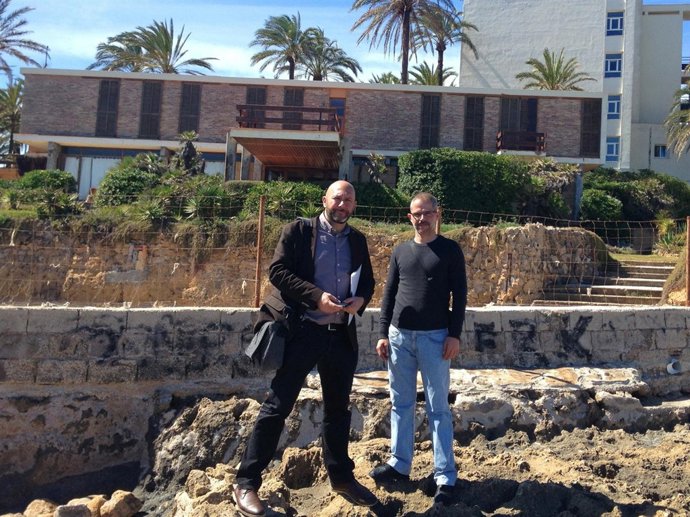 Sixto (izquierda) ante la finca Punta del Arenal 