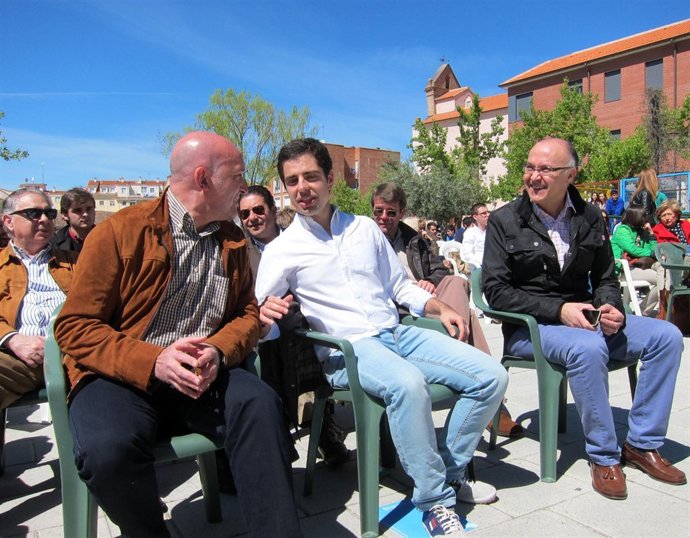 Carnero, Carazo y Medrano conversan durante la intermunicipal de NN.GG. 