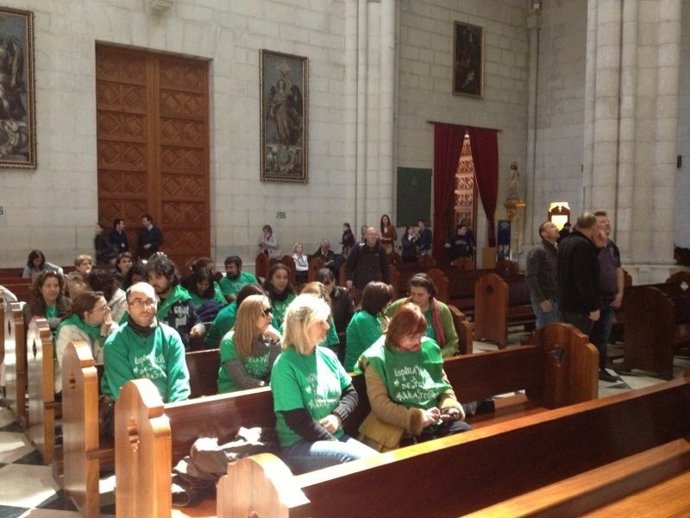 Profesores interinos encerrados en la Catedral de la Almudena