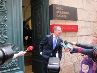 Manuel González espera que Alonso Montero "sea capaz de ilusionar a todos los académicos en un proyecto común" en la RAG