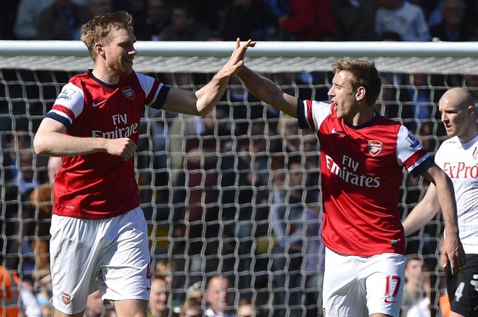 Mertesacker celebra con Monreal el gol ante el Fulham