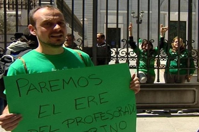 Profesores se encierran en la almudena