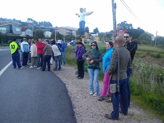 Vecinos de Vilaboa protestan por la reforma de la ley de costas y "se crucifican