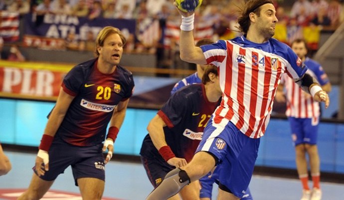 Ivano Balic realiza un lanzamiento ante el Barcelona