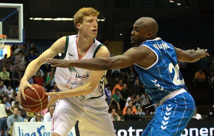 Unicaja se lleva el derbi andaluz