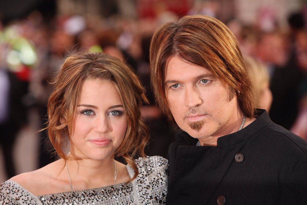El Padre De Miley Cyrus Se Pronuncia Sobre La Anulación Del Compromiso
