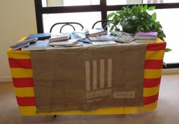 El faldón municipal que lucirán los puestos de Sant Jordi de Ciutat Vella