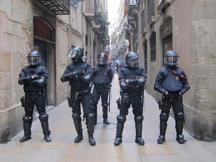 Cordón de Mossos en la huelga en Barcelona