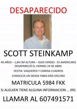 Carteles elaborados por la familia del desaparecido en Pobla de Farnals