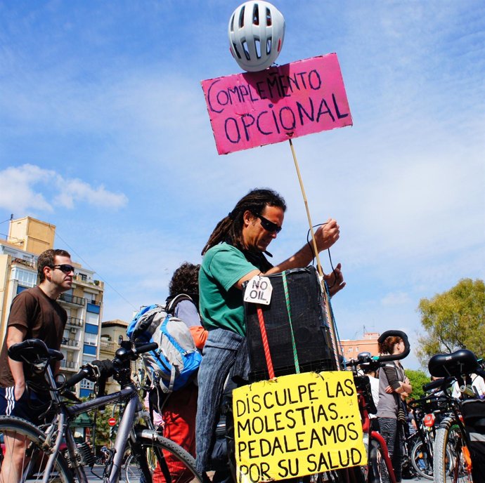 Asistentes a la bicifestación protestan contra el uso obligatorio del casco