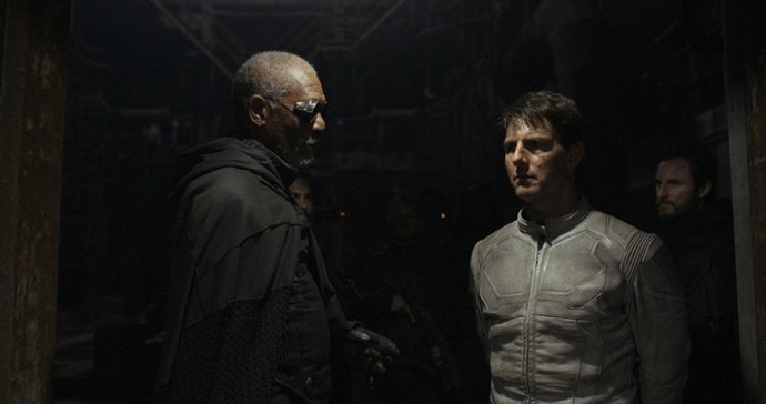 Oblivión con Tom Cruise y Morgan Freeman