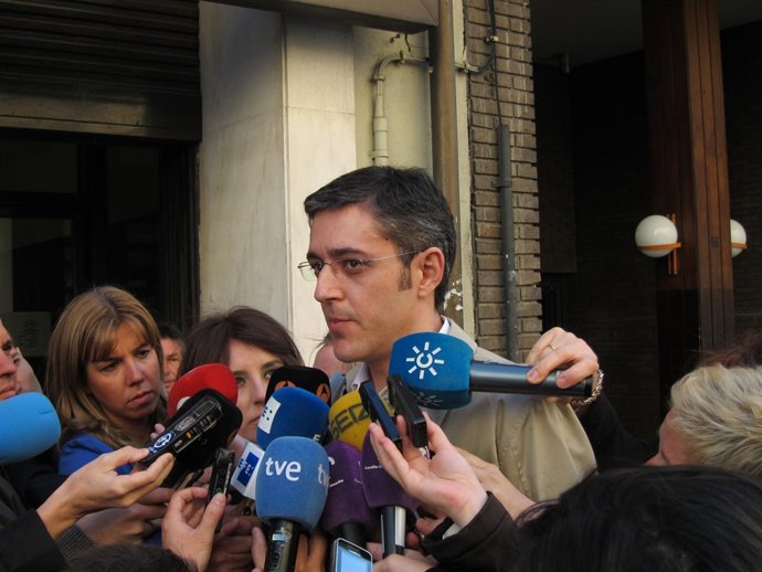 Eduardo Madina en la puerta de Ferraz antes de la Ejecutiva