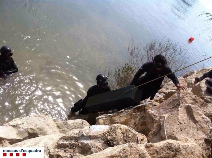 Agentes recuperan los armeros en el río Ebro