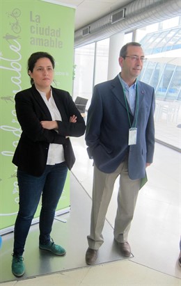 Amanda Meyer, junto a Juan Antonio Sáez, antes de atender a los periodistas.
