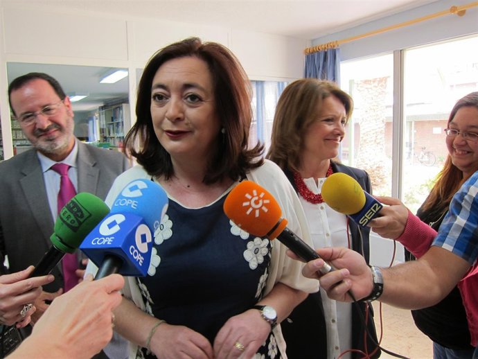 La consejera de Educación, Mar Moreno, atiende a los periodistas
