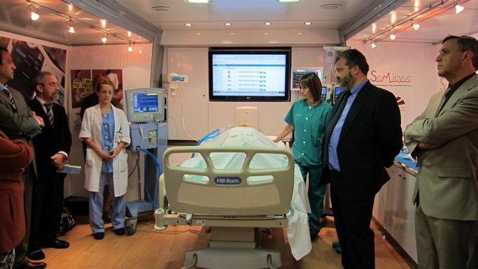 Interior del autobús de la campaña 'UCI es vida' de la SEMICYUC