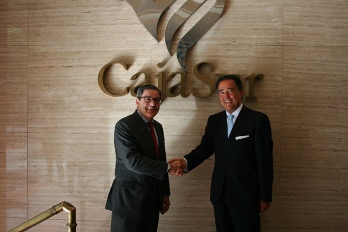 Mario Fernández y Miguel Ángel Cabello se saludan en la sede central de CajaSur