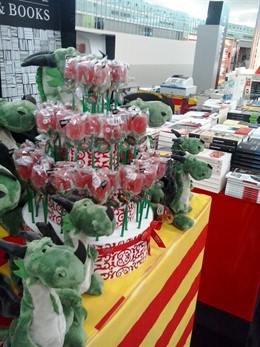 Expositor en la T1 del Aeropuerto de Barcelona por Sant Jordi