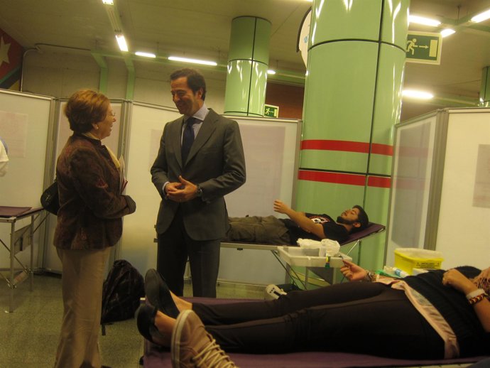 Cavero visita la campaña de donación de sangre en Ciudad Universitaria