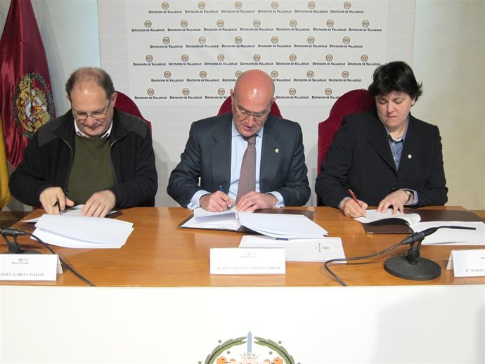 Jesús García Gallo, Jesús Julio Carnero y Marta Varas, en la firma de convenios.