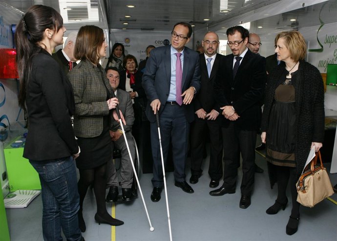 Visita a la exposición itinerante 'Lo mejor de la ONCE y su Fundación'