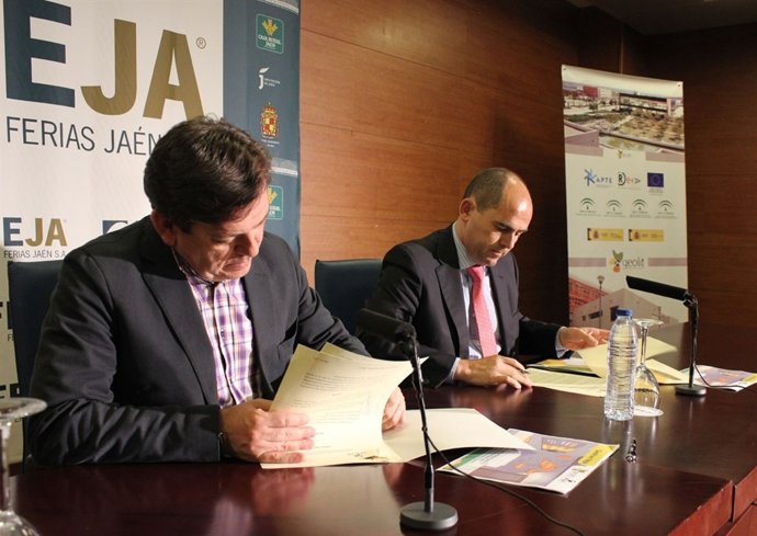 José María Valdivia y Jesús Muñoz firman el convenio entre Ferias Jaén y Geolit.