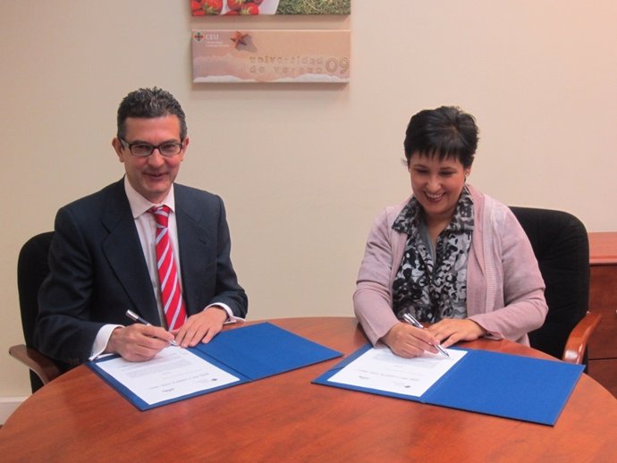 Firma del convenio entre representantes de CEU-UCH y Lilly. 
