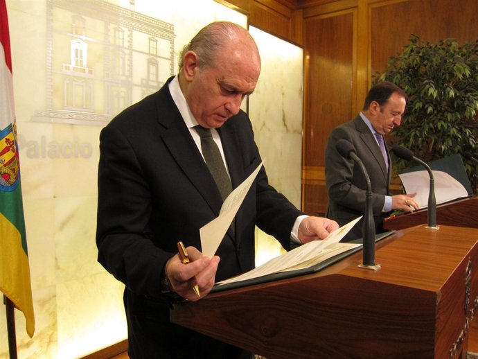El ministro del Interior firma con el presidente del Gobierno riojano, Pedro San