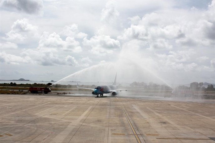 Bautismo avión, nueva ruta con Praga aeropuerto San Javier