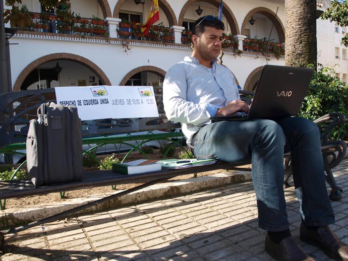 El portavoz de IULV-CA en el Ayuntamiento de Lepe, Javier Valderas.      