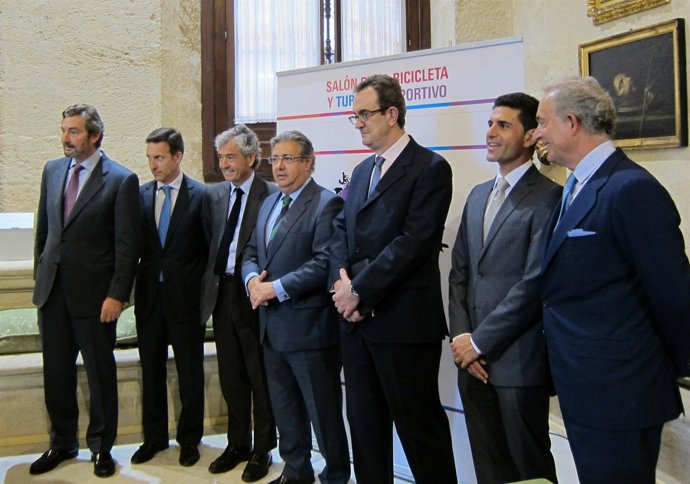 Zoido con los patrocinadores de Fiesta Bike Andalucía